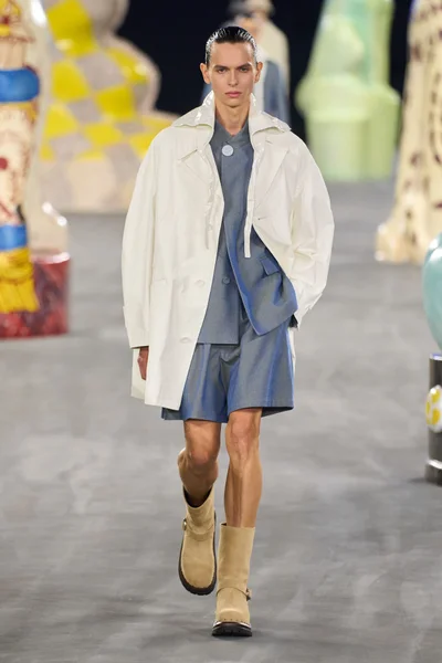 Look 16